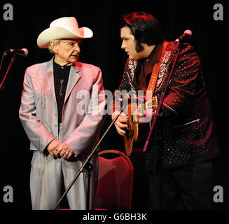 24 juin 2016 - Fichier - pionnier de la musique bluegrass RALPH STANLEY est mort jeudi à l'âge de 89 ans. Le "patriarche" de la musique des Appalaches qui avec son frère Carter a contribué à élargir et populariser le genre qui est devenu connu sous le nom de bluegrass, morts de difficultés avec le cancer de la peau. Sur la photo : 19 mai 2011 - Durham, Caroline du Nord), USA - (L-R) Musicien Bluegrass Dr Ralph Stanley et son petit-fils Nathan Musicien Bluegrass STANLEY effectue vivre comme son tour 2011 fait une halte à La Carolina Theatre situé au centre-ville de Durham. (Crédit Image : © Jason Moore/ZUMAPRESS.com) Banque D'Images