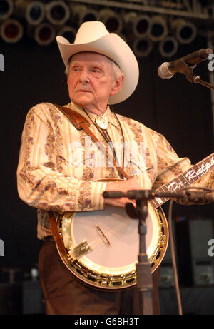 24 juin 2016 - Fichier - pionnier de la musique bluegrass RALPH STANLEY est mort jeudi à l'âge de 89 ans. Le "patriarche" de la musique des Appalaches qui avec son frère Carter a contribué à élargir et populariser le genre qui est devenu connu sous le nom de bluegrass, morts de difficultés avec le cancer de la peau. Sur la photo : jun 17 2007 - Manchester, New York, États-Unis - DR. Ralph Stanley et le Clinch Mountain Boys effectuer au Bonnaroo Music and Arts Festival. (Crédit Image : © Jason Moore/ZUMA Press) Banque D'Images