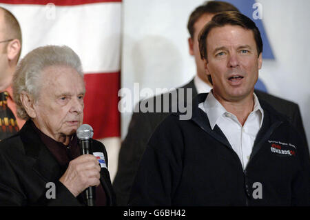 24 juin 2016 - Fichier - pionnier de la musique bluegrass RALPH STANLEY est mort jeudi à l'âge de 89 ans. Le "patriarche" de la musique des Appalaches qui avec son frère Carter a contribué à élargir et populariser le genre qui est devenu connu sous le nom de bluegrass, morts de difficultés avec le cancer de la peau. Photo : Jan 23 2008 - Gaffney, Caroline du Sud, USA - candidat démocrate à la présidence JOHN EDWARDS chante avec la chanteuse de bluegrass RALPH STANLEY lors de son retour à l'accueil, les petites routes Barnstorm Mercredi 23 Janvier, 2007 dans Fuller à l'Auditorium du Collège de calcaire à Gaffney, en Caroline du Sud. (Crédit Image : © Sean Meyers/ZUMA Press) Banque D'Images