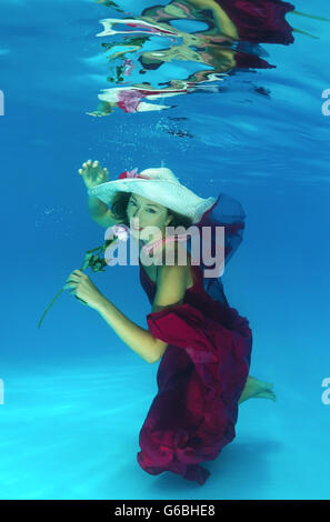 Odessa, Ukraine. 3e Mar, 2016. Woman presenting underwater fashion in pool © Andrey Nekrasov/ZUMA/ZUMAPRESS.com/Alamy fil Live News Banque D'Images