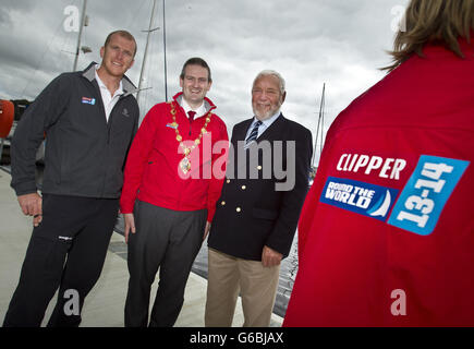 Skipper Sean Mccarter (à gauche), maire de Derry City, Martin Reilly (deuxième à gauche), fondateur et président de Clipper Race, Sir Robin KNOX-Johnson (à droite). Sean est originaire de Derry-Londonderry qui a été choisi pour skipper le bateau Derry-Londonderry. La ville britannique de Culture 2013, Derry-Londonderry, annonce la participation de la ville à deux autres éditions de la course Clipper Round the World Yacht Race, en 2013-14 et 2015-16. ASSOCIATION DE PRESSE. Date de la photo lundi 5 août 2013. Le crédit photo devrait se lire comme suit : Liam McBurney/PA Wire Banque D'Images