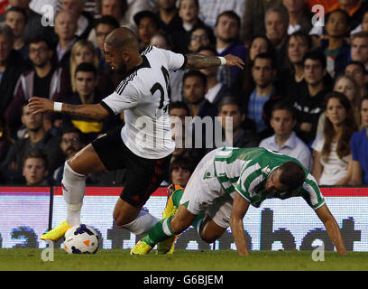 Football - pré-saison amical - Fulham v Real Betis - Craven Cottage.Ashkan Dejagah (à gauche) de Fulham est attaqué par Javier Chica (à droite) de Real Betis lors de la pré-saison amicale à Craven Cottage, Londres. Banque D'Images