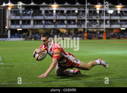 Steph Reynolds de Gloucesters marque l'essai d'ouverture du match contre les Tigers de Leicester en finale lors du rugby JP Morgan Prem 7 au terrain de loisirs de Bath. Banque D'Images