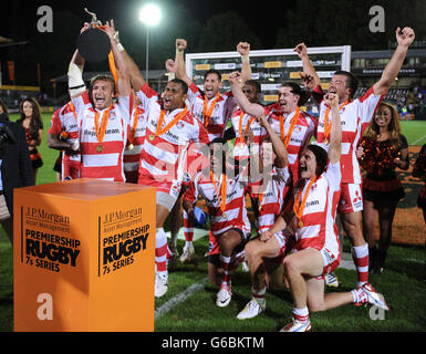 Le capitaine Martyn Thomas de Gloucester lève le trophée après que son côté a gagné le J.P. Morgan Sries final contre les Tigers de Leicester au cours de la JP Morgan Prem Rugby 7's au terrain de loisirs, Bath. Banque D'Images