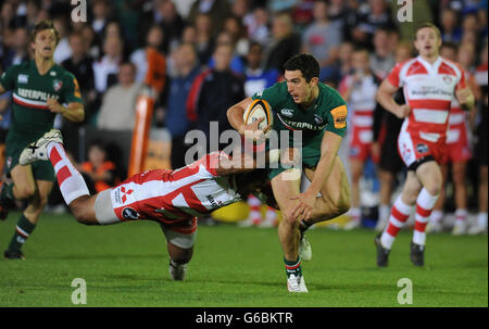 Andrew Bulumakau de Gloucesters s'attaque au Stef Jones de Leicester Tigers lors du rugby JP Morgan Prem 7 au terrain de loisirs de Bath. Banque D'Images