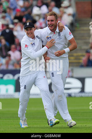 Stuart Broad, Angleterre, célèbre avec Joe Root (à gauche) après avoir pris le cricket du capitaine australien Michael Clarke au cours du deuxième jour du quatrième match test d'Investec Ashes à l'Emirates Durham ICG, Durham. Banque D'Images