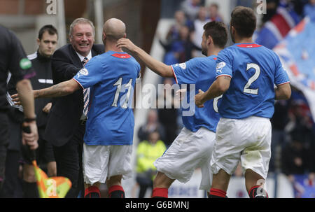 Nicky Law (deuxième à gauche) célèbre son but avec son directeur, Ally McCoist, et ses coéquipiers lors du match Scottish League Two à Ibrox, Glasgow. Banque D'Images