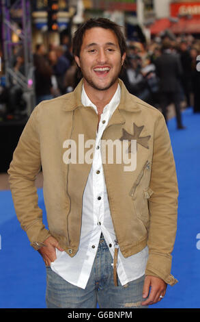 Le chanteur Anthony Costa du groupe pop Blue arrive à l'Odeon West End, Londres, pour la première britannique de X-Men 2. Banque D'Images