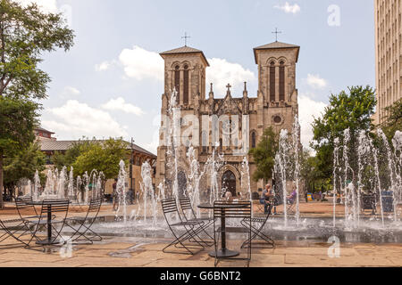 La Cathédrale de San Fernando et la fontaine à San Antonio, TX Banque D'Images