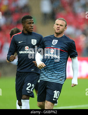 Football - Vauxhall International friendly - Angleterre v Ecosse - Wembley Stadium.Wilfried Zaha (à gauche) et Wayne Rooney (à droite) Banque D'Images