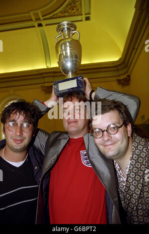 David Baddiel, Frank Skinner et Angus Loughran - Stato du programme de télévision de la BBC Fantasy League avec le trophée du championnat d'Europe Banque D'Images