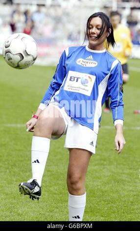 La chanteuse Michelle Heaton du groupe Liberty X en action lors du neuvième match annuel de football six de l'industrie musicale à St James' Park, Newcastle. Le jeu est le premier des trois en cours ce mois-ci à l'aide de la Fiducie du Prince. Banque D'Images