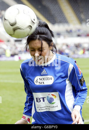 La chanteuse Michelle Heaton du groupe Liberty X en action lors du neuvième match annuel de football six de l'industrie musicale à St James' Park, Newcastle. Le jeu est le premier des trois en cours ce mois-ci à l'aide de la Fiducie du Prince. Banque D'Images