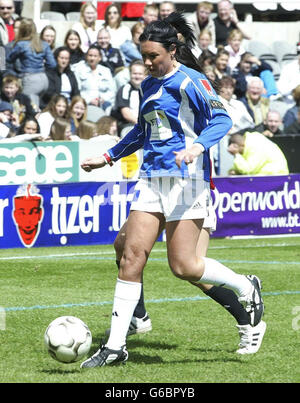 La chanteuse Michelle Heaton du groupe Liberty X en action lors du neuvième match annuel de football six de l'industrie musicale à St James' Park, Newcastle. Le jeu est le premier des trois en cours ce mois-ci à l'aide de la Fiducie du Prince. Banque D'Images