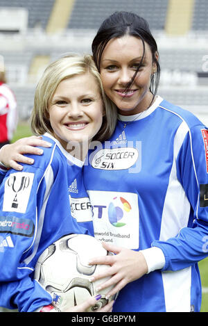 La chanteuse Michelle Heaton du groupe Liberty X avec la mannequin et actrice Helen Benoist, lors du neuvième match annuel de football six de l'industrie musicale à St James' Park, Newcastle. Le jeu est le premier des trois en cours ce mois-ci à l'aide de la Fiducie du Prince. Banque D'Images