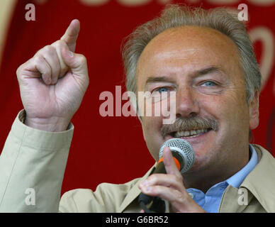 Le député anti-guerre George Galloway lors d'un rassemblement du jour de mai à Wallasey, Merseyside, où le député de Glasgow Kelvin a prononcé un discours de 15 minutes dans lequel il s'est défendu contre les allégations de journal selon lesquelles il est sur les listes de paie de Saddam Hussein. * UN homme de 41 ans a été arrêté par la police après que des œufs ont été jetés contre le député pendant son discours. 27/7/03: Une première ébauche de mémoires de Galloway a été volée lorsque des raiders ont cambriolé son chalet portugais, a déclaré le député travailliste suspendu. M. Galloway est arrivé vendredi soir à sa retraite ibérique pour découvrir son ordinateur, son bureau et sa chaise qui étaient tous disparus. Le député Kelvin de Glasgow, qui était Banque D'Images