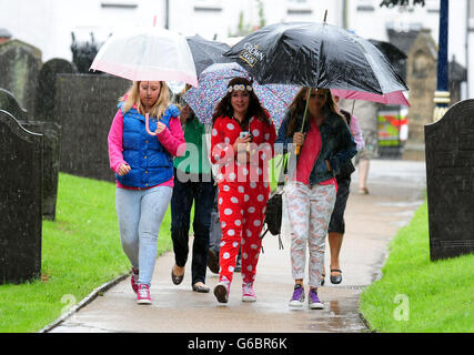 Les amateurs de deuil arrivent pour le service funéraire de Hannah Smith à l'église St Marys de Lutterworth, Leicestershire. Banque D'Images