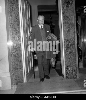 Politique - récupération après l'opération - l'ancien premier ministre Harold Macmillan - Londres Banque D'Images