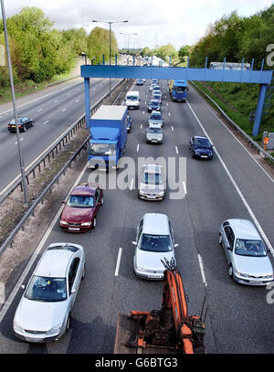 La circulation en direction du sud s'approche de la sortie 10 de la M6 près de Wolverhampton dans les West Midlands ce matin.Les automobilistes découvriront plus tard combien ils auront à payer pour utiliser la première route à péage de Grande-Bretagne * ... ce qui permettra de réduire la congestion sur la partie la plus achalandée des routes du pays après la M25.La route privée construite et gérée de 485 millions ouvrira ses portes en janvier 2004.Conçue pour 72,000 véhicules par jour, la section de la M6 entre les jonctions 4 et 11 porte actuellement 180,000, à une vitesse moyenne de 17 mph . Banque D'Images