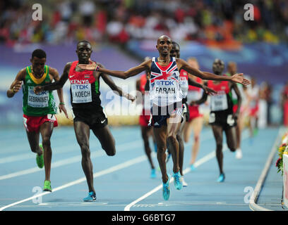 Mo Farah (à droite) de Grande-Bretagne remporte les 5 000 mètres de l'homme au cours du septième jour des Championnats mondiaux d'athlétisme de l'IAAF 2013 au stade Luzhniki à Moscou, en Russie. Banque D'Images