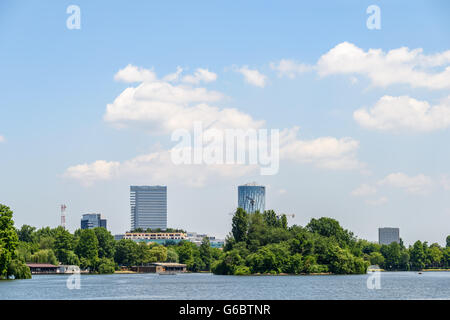 Vue sur l'horizon de Bucarest dans le parc Herastrau Lake Banque D'Images