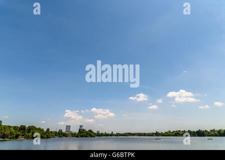 Vue sur l'horizon de Bucarest dans le parc Herastrau Lake Banque D'Images