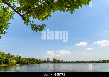 Vue sur l'horizon de Bucarest dans le parc Herastrau Lake Banque D'Images