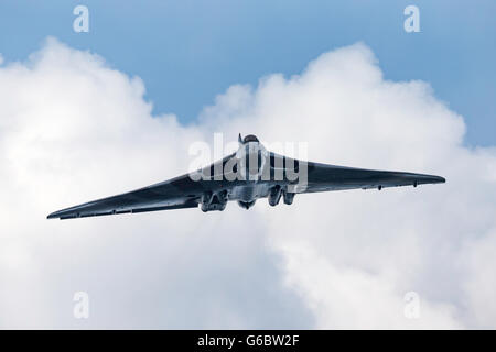 L'ancien Royal Air Force Bomber XH558 Avro Vulcan Vulcan de la Fiducie pour le ciel au Farnborough International Airshow Banque D'Images