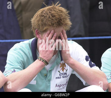 Le prince Harry, le plus jeune fils du prince de Galles, lors de la présentation du prix après que son équipe d'Eton a remporté le match par le score de 3 à 2 1/2, au cours duquel le prince Harry a marqué deux fois en jouant au club de polo Cirencester Park pour Eton College. * e pour le 'College Polo Trophy'. Banque D'Images