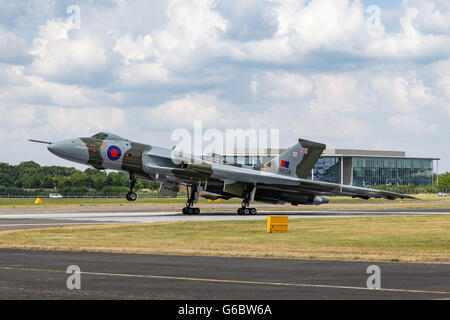 L'ancien Royal Air Force Bomber XH558 Avro Vulcan Vulcan de la Fiducie pour le ciel au Farnborough International Airshow Banque D'Images