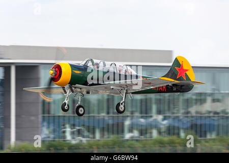 Yakovlev Yak-52 G-XYAK au Farnborough International Airshow. Banque D'Images