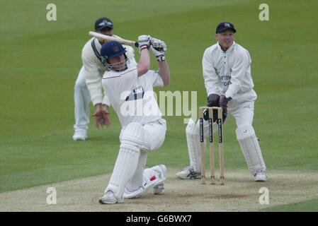 Le batteur du Lancashire, Andy Flintop, a fait une bouffe sur le lanceur du Middlesex, Paul Weekes, au cours de la deuxième journée du match de championnat du comté de Frizzell à Lords, dans le nord de Londres. Banque D'Images