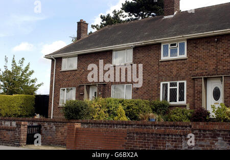 No 1 et no 3 St Bernard's Ave à Louth, Lincolnshire, après qu'un homme de 74 ans (censé vivre au no 1) est mort de problèmes cardiaques après un différend avec un voisin au sujet de la taille d'une haie (on ne sait pas si haie était à l'avant ou à l'arrière de la maison), la police a dit. *.. Un examen post mortem a montré que le pensionné, qui n'a pas été nommé, est décédé de causes naturelles à la suite de problèmes cardiaques. Il aurait été impliqué dans une altercation avec un propriétaire de 63 ans après avoir élagué des buissons sur l'avenue St Bernard, à Louth, dans le Lincolnshire. Banque D'Images