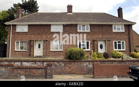 No 1 et no 3 St Bernard's Ave à Louth, Lincolnshire, après qu'un homme de 74 ans (censé vivre au no 1) est mort de problèmes cardiaques après un différend avec un voisin au sujet de la taille d'une haie (on ne sait pas si haie était à l'avant ou à l'arrière de la maison), la police a dit. *.. Un examen post mortem a montré que le pensionné, qui n'a pas été nommé, est décédé de causes naturelles à la suite de problèmes cardiaques. Il aurait été impliqué dans une altercation avec un propriétaire de 63 ans après avoir élagué des buissons sur l'avenue St Bernard, à Louth, dans le Lincolnshire. Banque D'Images