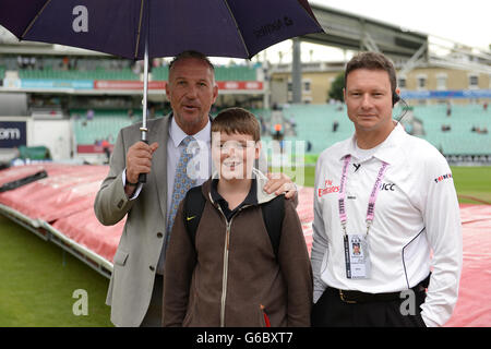 L'ancien cricketer d'Angleterre Ian Botham (à gauche) et le match de la BCE officiel Richard Kettleborough (à droite) rencontrent un gagnant du concours Banque D'Images