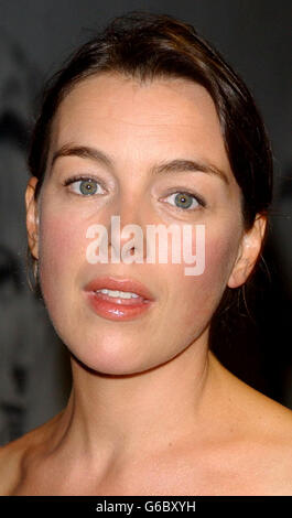 L'actrice Olivia Williams arrive au Warner West End à Leicester Square à Londres pour la première de tuer Un roi. Banque D'Images