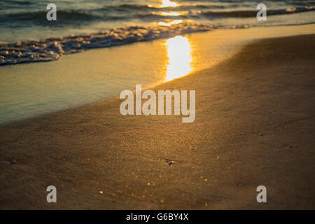 Coucher du soleil sur une plage de sable doré vide Banque D'Images