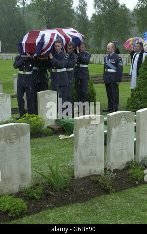 Le corps du commandant de l'escadre Adrian Warburton, l'aviateur le plus décoré de la Seconde Guerre mondiale, est enterré dans une tombe de guerre du Commonwealth près de Munich, à quelques kilomètres seulement de l'endroit où il a été abattu il y a 59 ans. * sa disparition et son emplacement sont restés un mystère depuis qu'il n'a pas réussi à revenir d'une mission de reconnaissance sur l'Allemagne nazie en avril 1944. Mais l'année dernière, son site d'accident et ses vestiges ont finalement été découverts grâce à des années de travail acharné de chercheurs de l'aviation. Banque D'Images