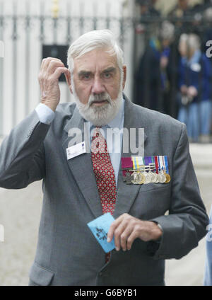 Un héros de la Croix de Victoria arrive à l'abbaye de Westminster alors que les héros ont reçu les croix de Victoria et de George ont accueilli la commémoration de leur vaillance avec un mémorial national dévoilé par la reine Elizabeth II * la Reine qui était accompagnée par le duc d'Édimbourg, pour l'inauguration de la Croix de Victoria et du Mémorial de la Croix de George. Plus de 1,600 descendants des anciens détenteurs des médailles étaient présents pour un service de dévouement adressé par l'archevêque de Canterbury Dr Rowan Williams. Banque D'Images