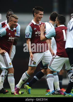 DaN Potts, de West Ham United, célèbre la notation de l'objectif d'ouverture. Banque D'Images