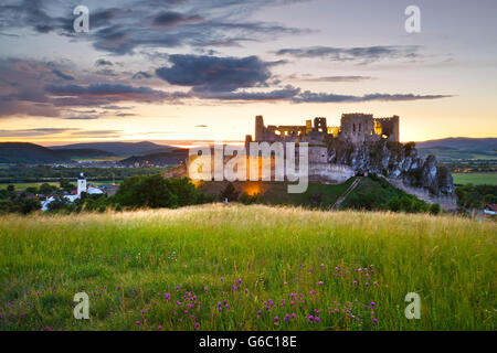 Ruine d'un château médiéval plus de Beckov village de Slovaquie. Banque D'Images