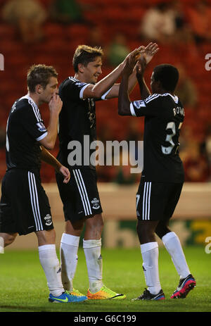 Gaston Ramirez, de Southampton (au centre), fête ses scores avec Steven Davis et Omar Rowe(à droite) lors de la coupe Capital One, deuxième partie à Oakwell, Barnsley. Banque D'Images