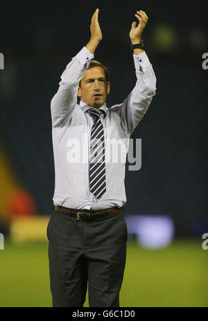 Justin Edinburgh, directeur du comté de Newport, remercie les fans après une défaite de 3-0 ans à West Bromwich Albion lors de la coupe Capital One, deuxième tour de match aux Hawthorns, West Bromwich. Banque D'Images