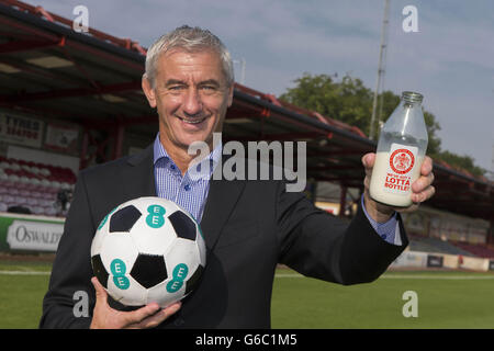 Ian Rush, légende du football, Qui a joué le rôle de vedette dans la publicité de l'Office de commercialisation du lait des années 1980 qui a contribué à donner la reconnaissance nationale du FC Stanley d'Accrrington, pose avec une bouteille de lait pour marquer le lancement de l'activation du réseau 4G ultra-rapide d'EE à Accrington, Lancashire - la 100e ville à obtenir la 4G d'EE. Banque D'Images
