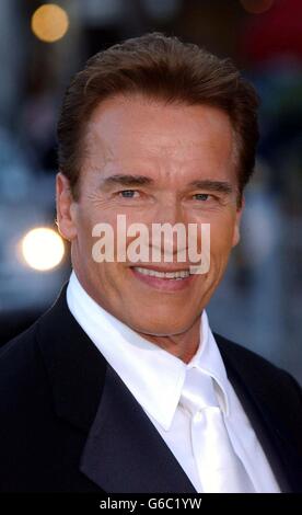 L'acteur Arnold Schwarzenegger arrive pour les Laureus World Sports Awards au Forum Grimaldi à Monte Carlo. *01/11/04: Le gouverneur de Californie Arnold Schwarzenegger dit qu'il serait intéressé à se présenter à la présidence si la Constitution était modifiée pour permettre aux citoyens nés à l'étranger de chercher le plus haut poste de la nation. Lors d'une interview pour le programme CBS de dimanche '60 minutes', Schwarzenegger a déclaré, 'Oui, absolument' lorsqu'on lui a demandé s'il aimerait courir et qu'il soumettrait un tel amendement. Banque D'Images