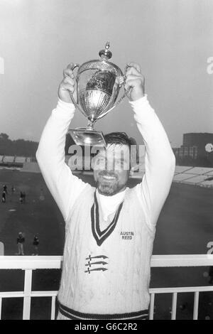 Le capitaine du Middlesex, Mike Gatting, détient le trophée sur le terrain de cricket de Lord, après que son côté a battu Kent dans la finale de la coupe Benson and Hedges Banque D'Images