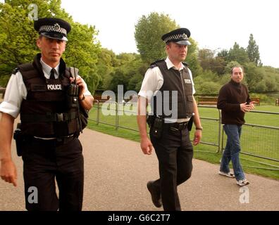 Lors d'une meilleure sensibilisation à la sécurité, la police armée patrouille à pied dans le parc St.James's de Londres. Banque D'Images