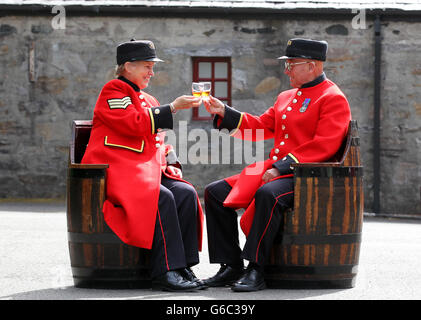 Barbara Whilds et James Lycett, pensionnés de Chelsea, apprécient le Whisky Bells lorsqu'ils sont présentés autour de la distillerie Blair Athol de Pitlochry, qui célèbre les records de visiteurs des douze derniers mois. Banque D'Images