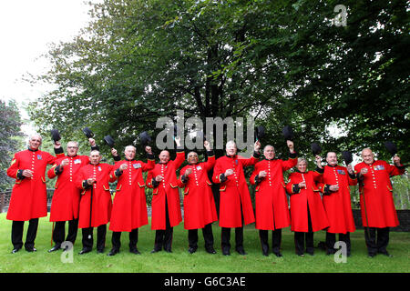 Les pensionnés de Chelsea élèvent un toast de Bells Whisky comme ils sont montrés autour de la distillerie Blair Athol à Pitlochry qui célèbre des chiffres record de visiteurs au cours des douze derniers mois. Banque D'Images