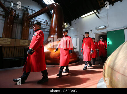 Les retraités de Chelsea sont présentés autour de la Still House à la distillerie Blair Athol de Pitlochry, qui célèbre les records de visiteurs des douze derniers mois. Banque D'Images